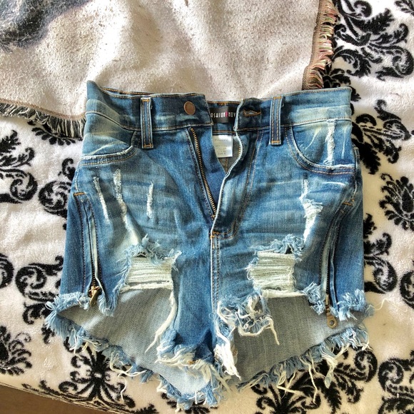 SOLD-Fashion nova zipper shorts - Picture 3 of 4